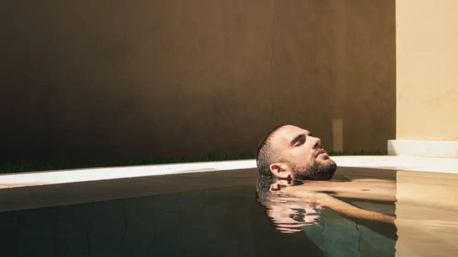 Hombre disfrutando de un momento de relajación extrema en una piscina de spa 5 estrellas en París firmado por Relax.